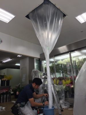 神戸市兵庫区生花店様　業務用エアコン(天井埋込型）分解洗浄作業