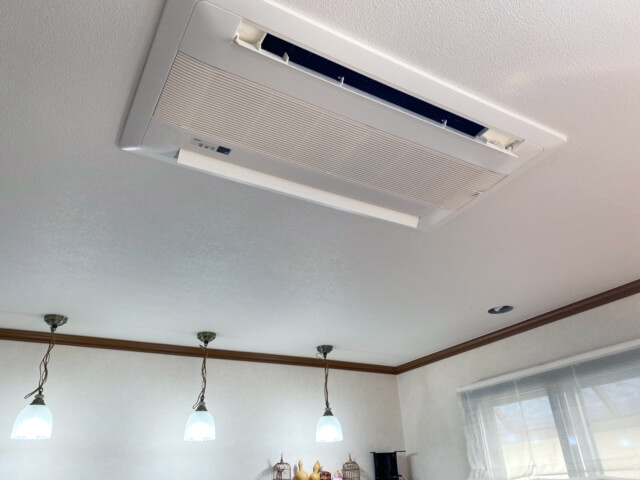 ハウジングエアコン（壁や天井に埋め込まれているエアコン）の写真