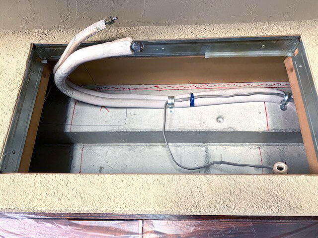 隠蔽配管で設置されたエアコンの写真