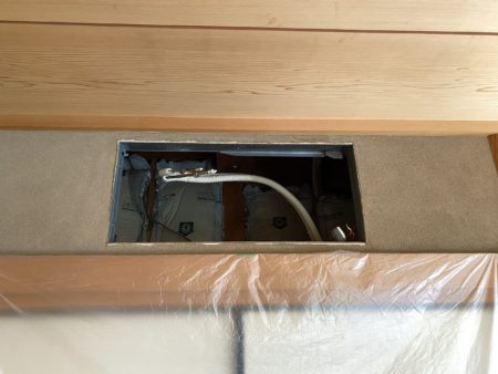 壁埋込形エアコン取替工事の過程の写真