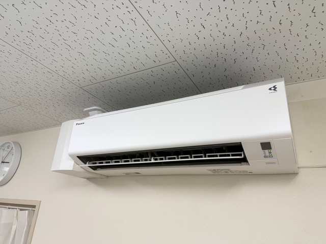 【神戸市　クリニック】家庭用エアコン取替工事