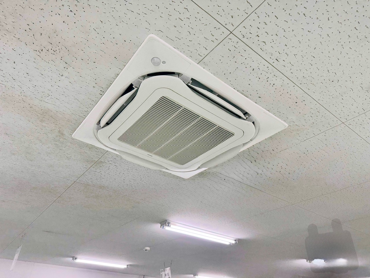 【神戸市　作業場】業務用エアコン取替工事